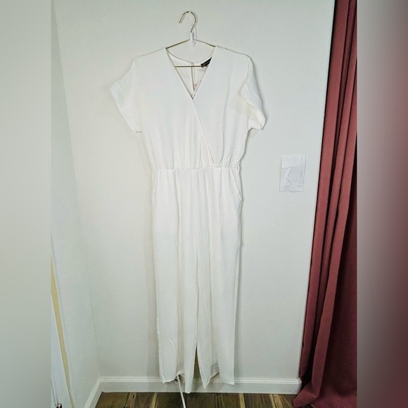 Pretty Garden White Jumpsuit Medium Wrap V-Neck Wide Leg One Piece Outfit - Picture 2 of 10